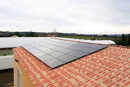 Installation autoconsommation solaire sur toit exploitation agricole
